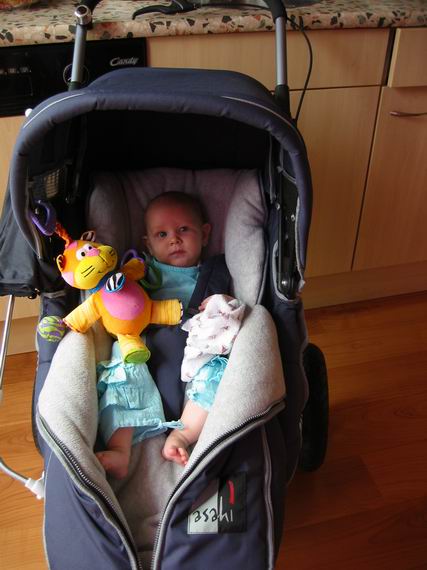 Saskia zit liever in de wandelwagen dan dat ze ligt in de kinderwagenbak