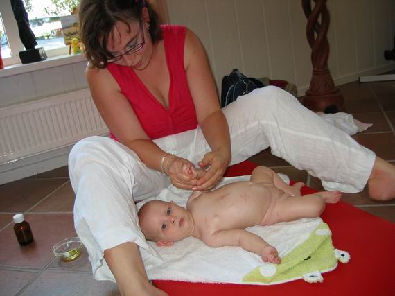 Lekker gemasseerd worden bij de les van juf Hannie