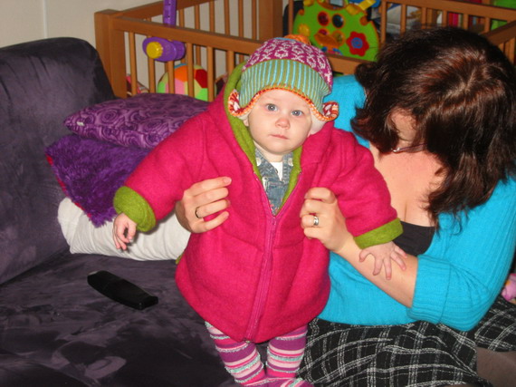 Helemaal klaar voor de winter in de door mama gemaakte jas