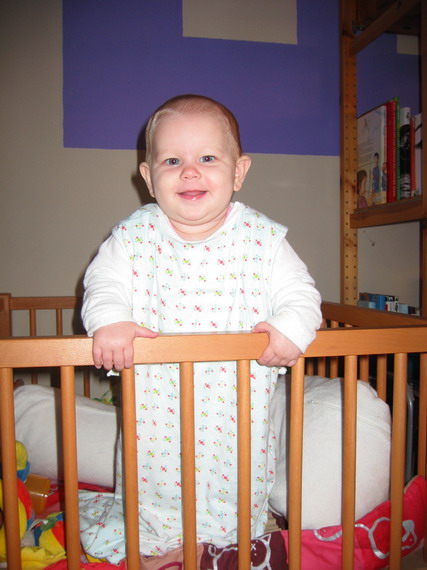 Ik kan al staan in de box (met wat hulp).. Goed hè!!!