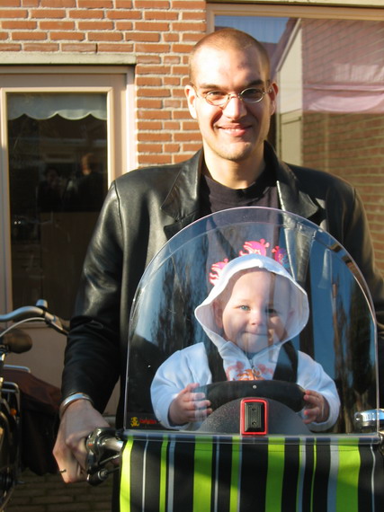 Saskia voor het eerst op de fiets