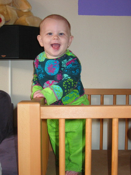 Ik kan nu zelf gaan staan in de box!! En ook zelf vallen :(