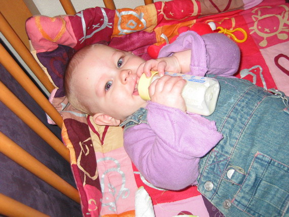 Heerlijk om zelf je fles vast te houden bij het drinken