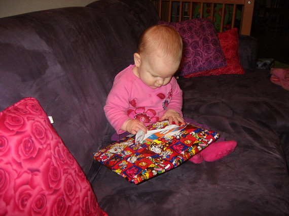 Eerste sinterklaask'dootje uitpakken