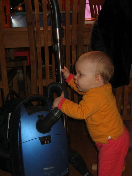 Als mama niet stofzuigt doe ik het wel