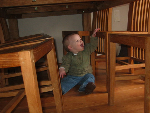 Lekker spelen onder de tafel