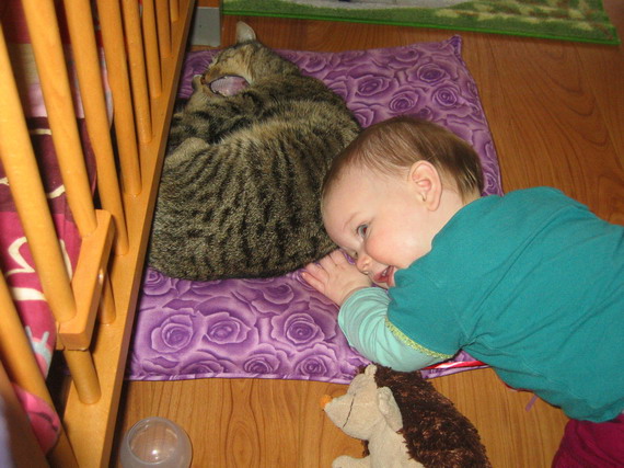 Lekker knuffelen met Suus, maar die vindt het maar saai