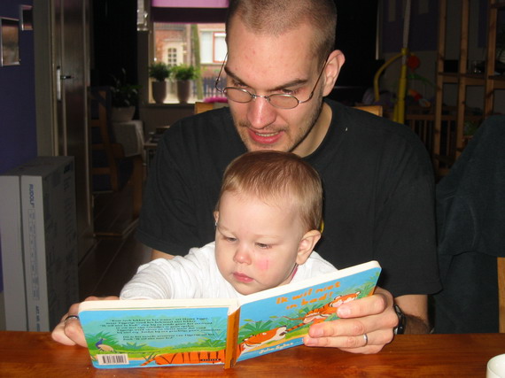 Boekje lezen met papa. Ik kan Tijgertje al aanwijzen