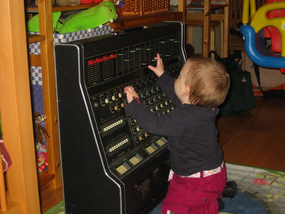 Als papa weg is kan Sas het geluid wel regelen op koninginnedag