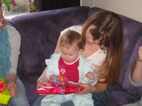 K'dootje uitpakken bij TantAnna op schoot