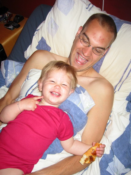 En genieten van ontbijt op bed