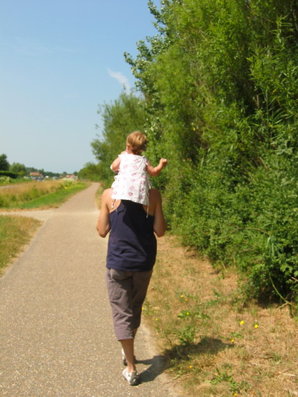 Zo gaan we wandelen. op papa's nek