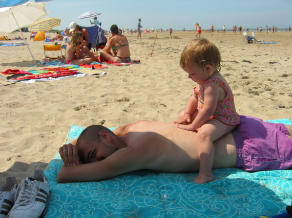 Papa krijgt een massage op het strand