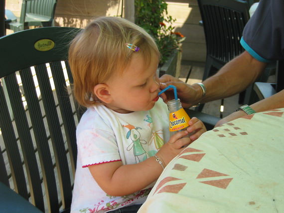 Kijk, ik kan wel netjes uit een rietje drinken!!
