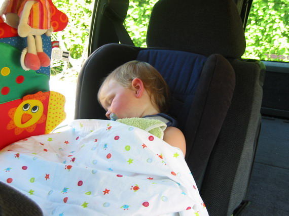 Lekker slapen terwijl papa en mama de kampeerspullen inladen.