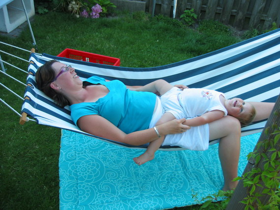 Raar liggen bij mama in de hangmat