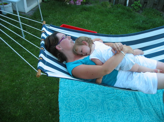 Lief liggen bij mama in de hangmat