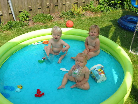 En nu met Annabel én Jonathan in het badje. Onze kleine nudistjes ;)
