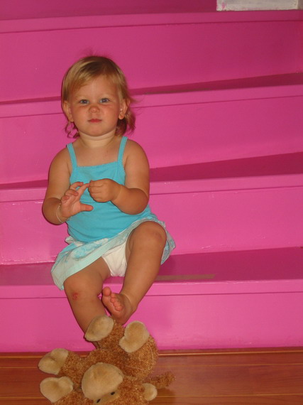 Ons fotomodelletje op de trap