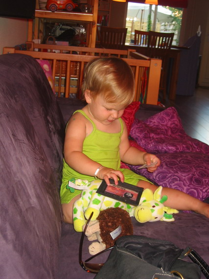 Onze kleine gauwdief plundert de portemonnee van TantAnna