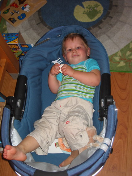 Hihi.. ik pas echt wel in de kinderwagenbak van Laura!