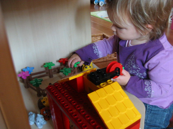 Ik ga echt bouwen. Vooral bloempjes op de hekken zetten vind ik leuk