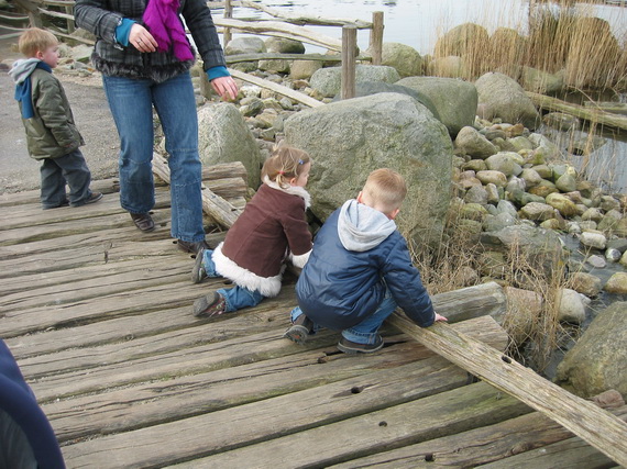 Knus, samen bij de waterkant ;)