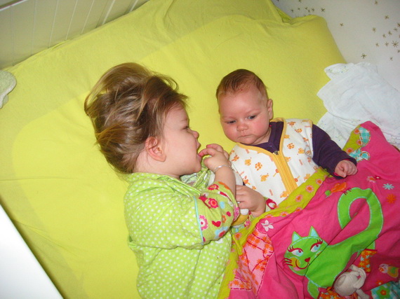 Wat lief, zo samen in Sas d'r bed!