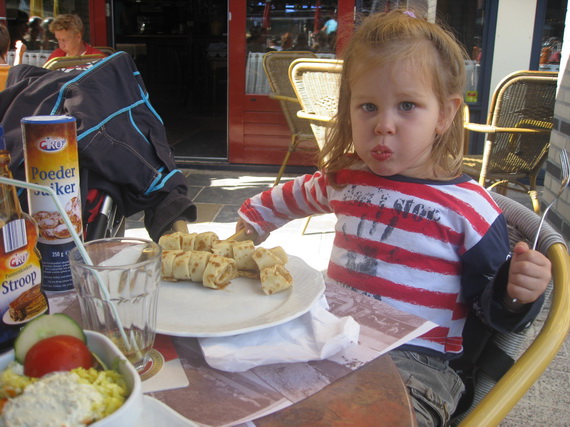 Met mama en oma uit eten.. Ik stop me lekker vol met pannekoek!!!