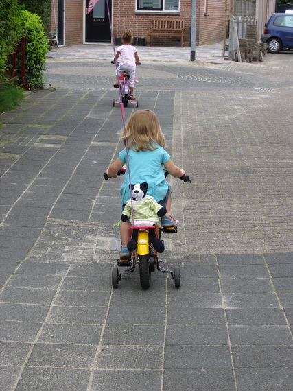 Ik ben lekker aan het fietsen met Jimi de poes achterop