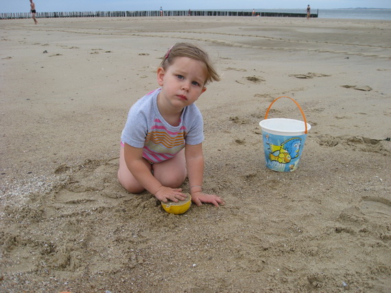 Met mijn emmertje op het strand. Was soms wel mooi weer, hoor