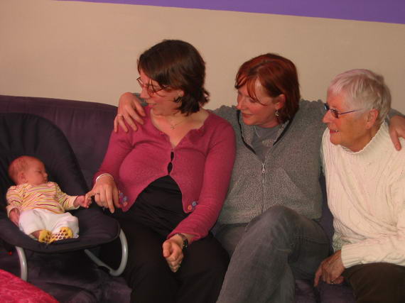 4 generaties mooie vrouwen op één rij