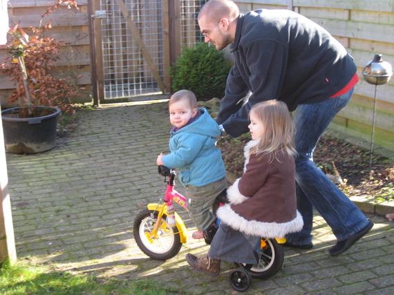 Ja joh, Nienke kan wel fietsen en Sas kan wel achterop :)