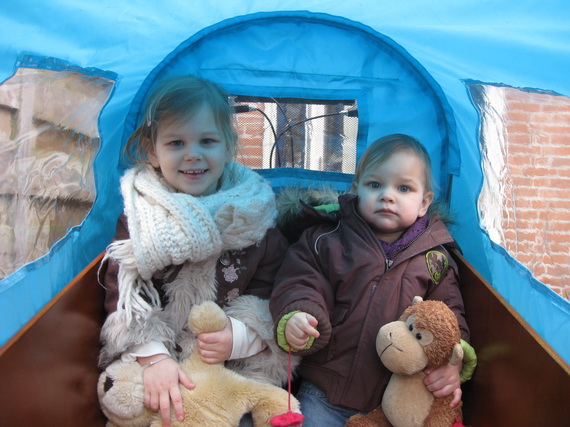 Met Nienke in de bakfiets, goed beschermd tegen de regen