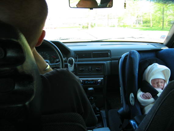 Met papa en mama naar de stad.. lekker zo'n Volvo!