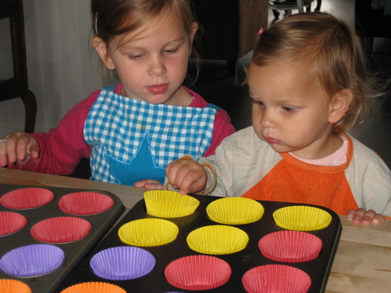 Samen met Nienke cakejes bakken bij oma