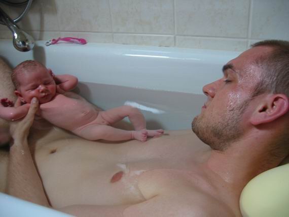 Weer water!! Met papa in bad..