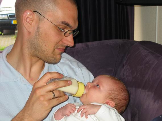 Saskia's eerste gekolfde flesvoeding. Kan papa mama nadoen