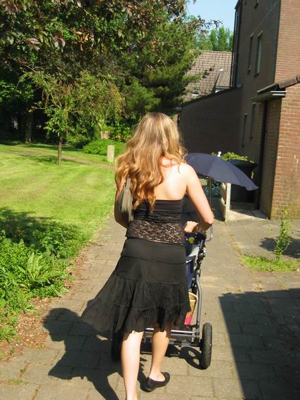 TantAnna al voor zichzelf aan het oefenen achter de wandelwagen????? ;)
