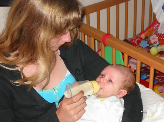 Tante Joos geeft Sas als eerste na papa haar flesje!!