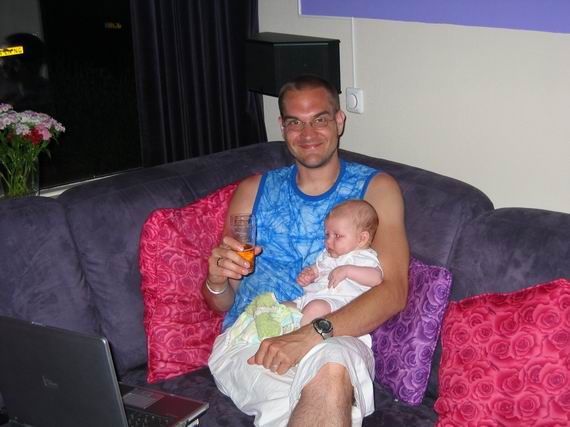 Ideale papadag: met Grolsch, de laptop en z'n meissie