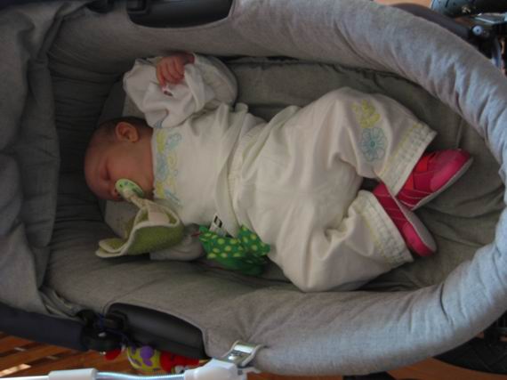 Sasje in de wandelwagen met haar eerste schoentjes aan!