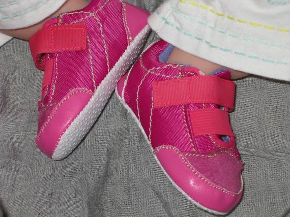 Deze schoentjes dus, gekregen van drie dames van papa's werk