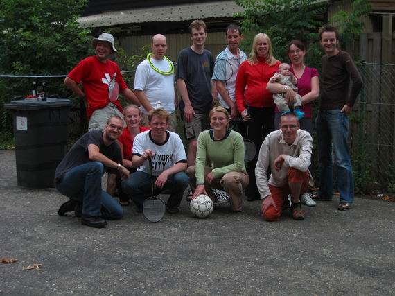 Saskia met een heleboel 'ooms en tantes'