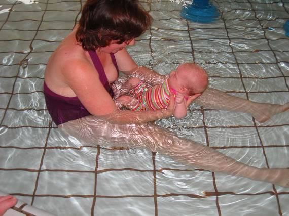 Sas voor het eerst in het zwembad (op vakantie in Zandvoort)