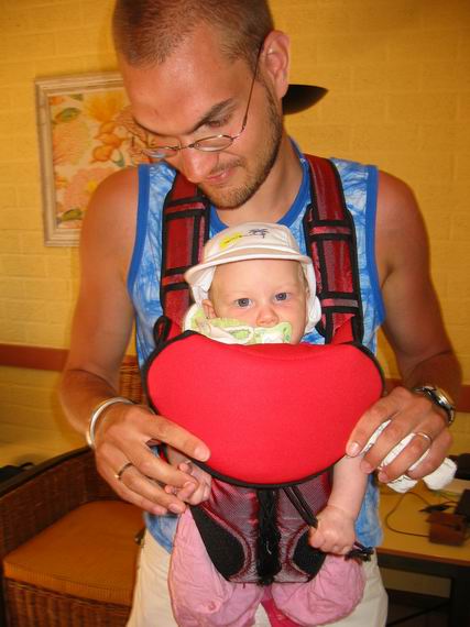 Bij papa in de nieuwe buikdrager