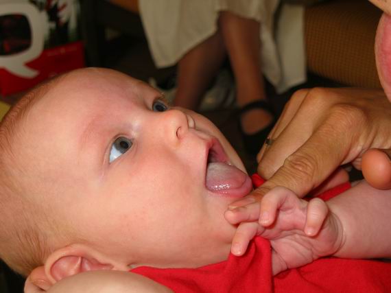 Tss.. je tong uitsteken tegen papa???