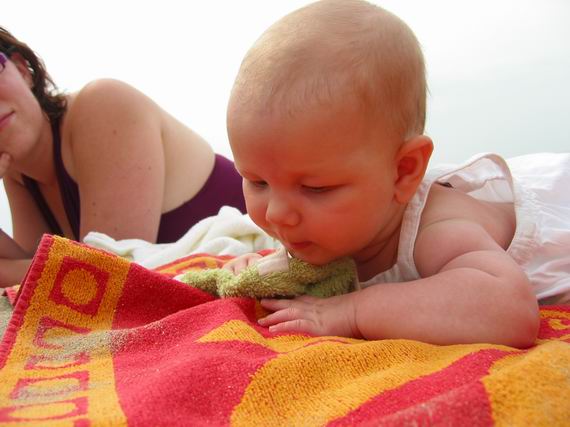 BeachBaby!! met een interessant badlaken, blijkbaar