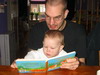 Boekje lezen met papa. Ik kan Tijgertje al aanwijzen