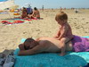 Papa krijgt een massage op het strand